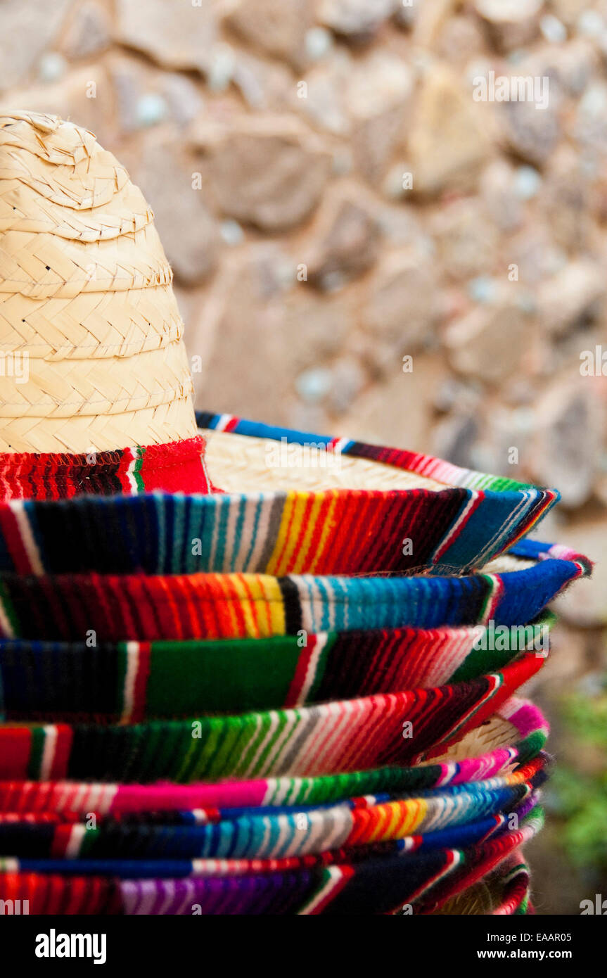 Vertikale hautnah aus einem Stapel von Sombrero Hüte zum Verkauf. Stockfoto