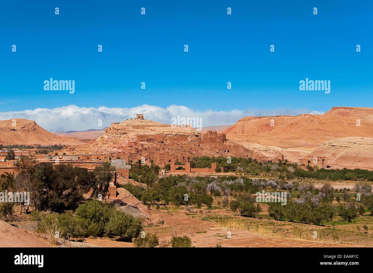 Horizontale Ansicht von Ait Benhaddou in der Ferne. Stockfoto