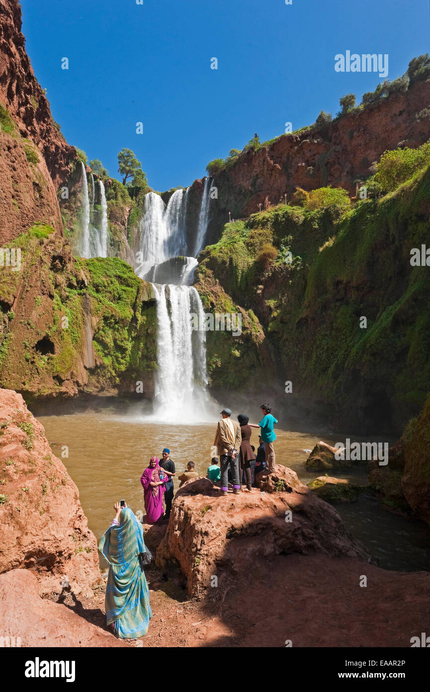 Vertikale Ansicht einer traditionellen marokkanischen Familie fotografieren bei Kaskaden d'Ouzoud an einem sonnigen Tag. Stockfoto