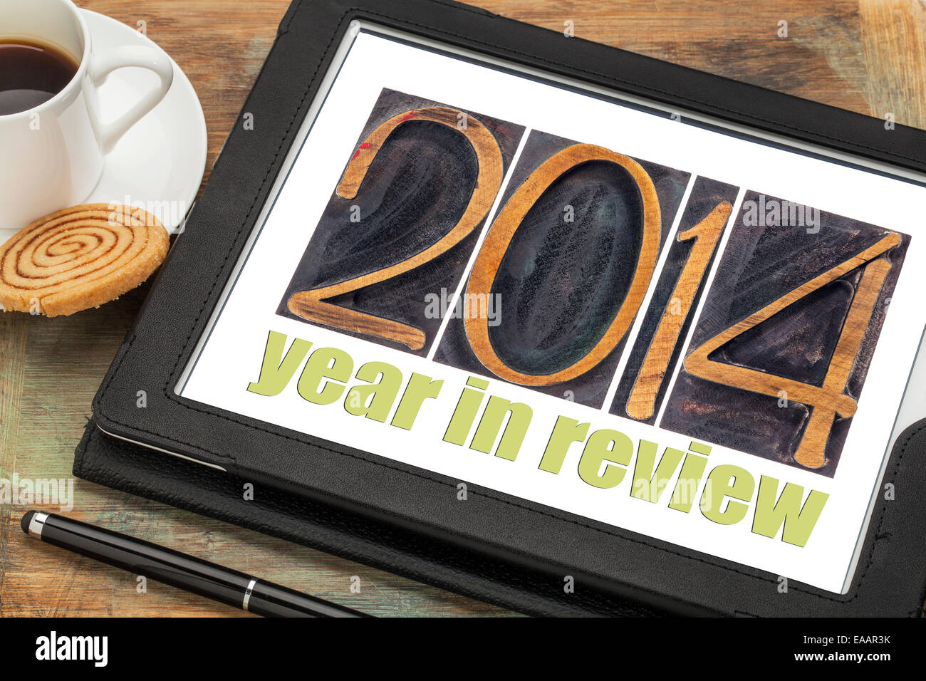 2014-Jahr im Rückblick - Text im Buchdruck Holzart auf einem digitalen Tablet mit Tasse Kaffee Stockfoto