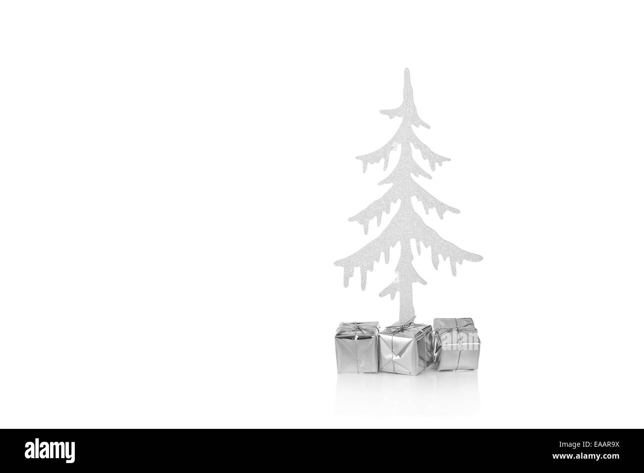 Silber Weihnachtsbaum mit Silber Geschenke isoliert auf weiß Stockfoto