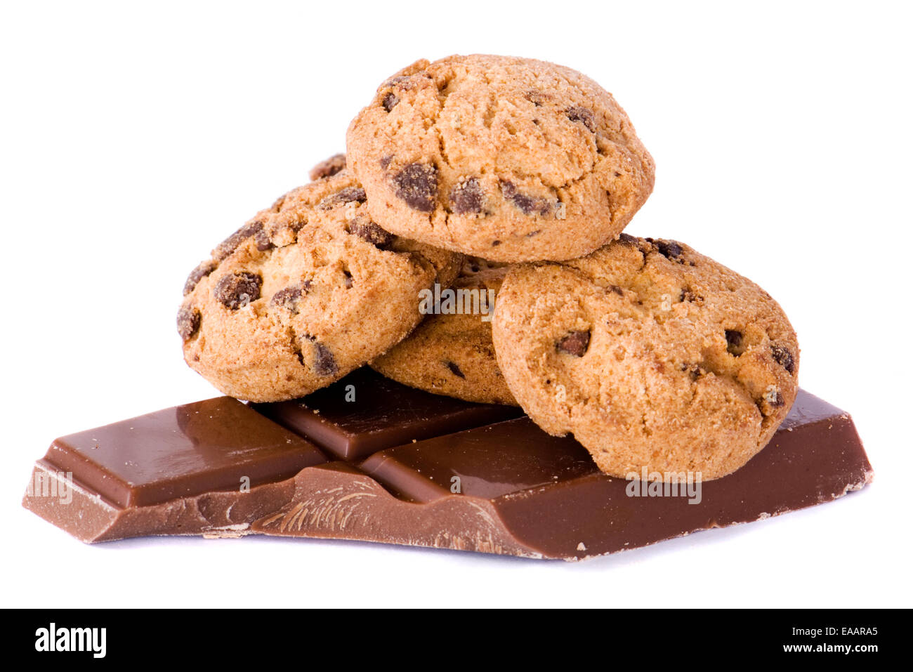Schokoladen-Plätzchen auf Schokolade auf einem weißen Hintergrund Stockfoto