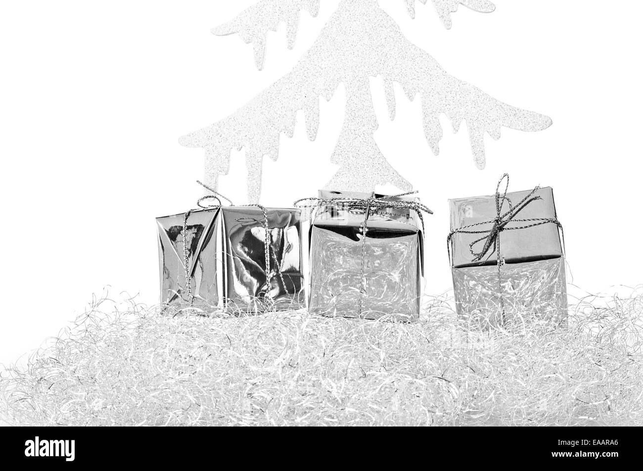 Weihnachtsgeschenke mit Weihnachtsbaum und Glitzer Stockfoto