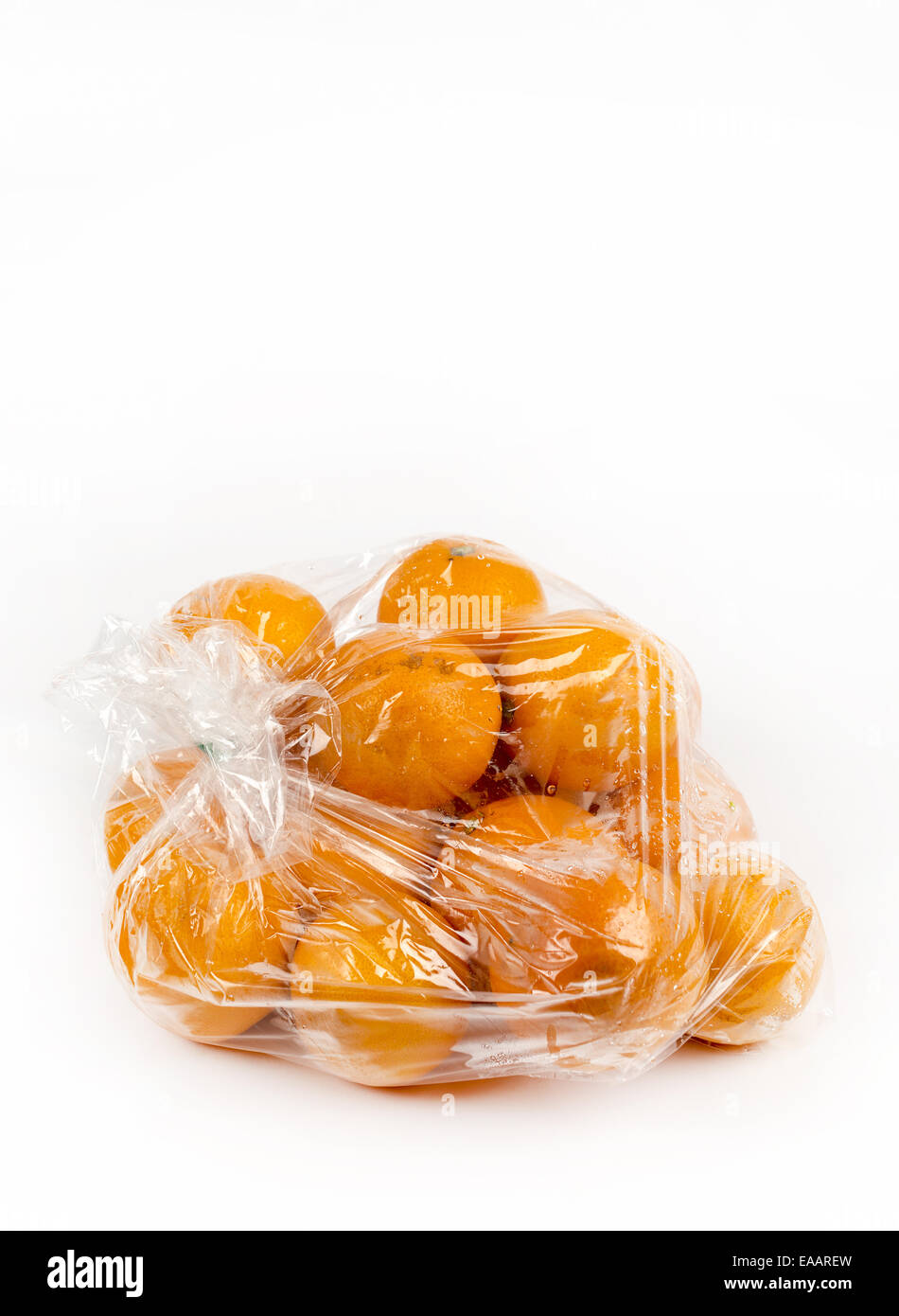 Beutel mit Orangen in Plastiktüte Stockfoto