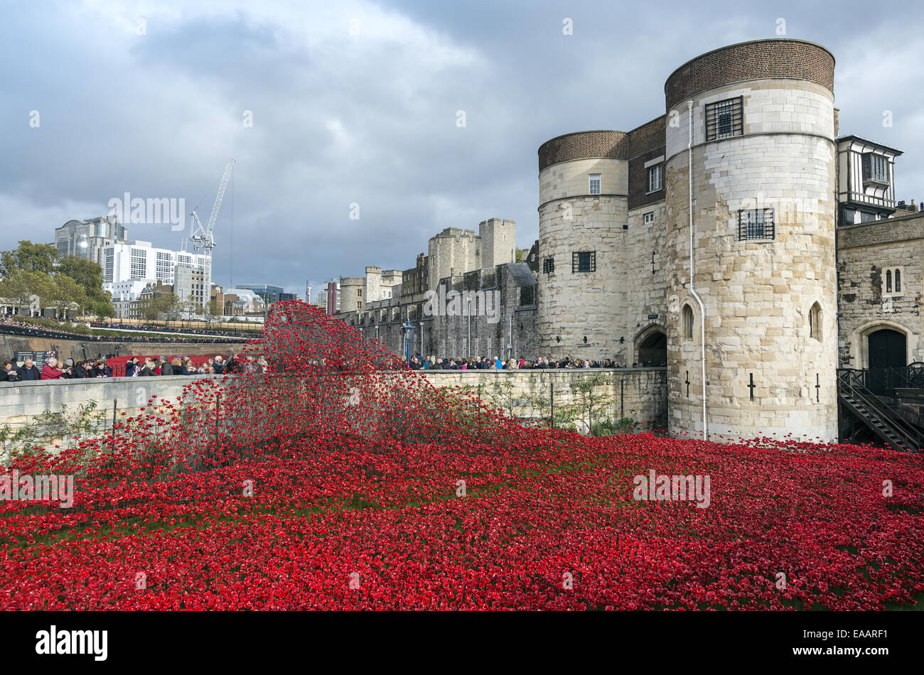Die große Kunst Installation Blut Mehrfrequenzdarstellung Länder und Meere von rot an der Tower of London, England, UK Stockfoto