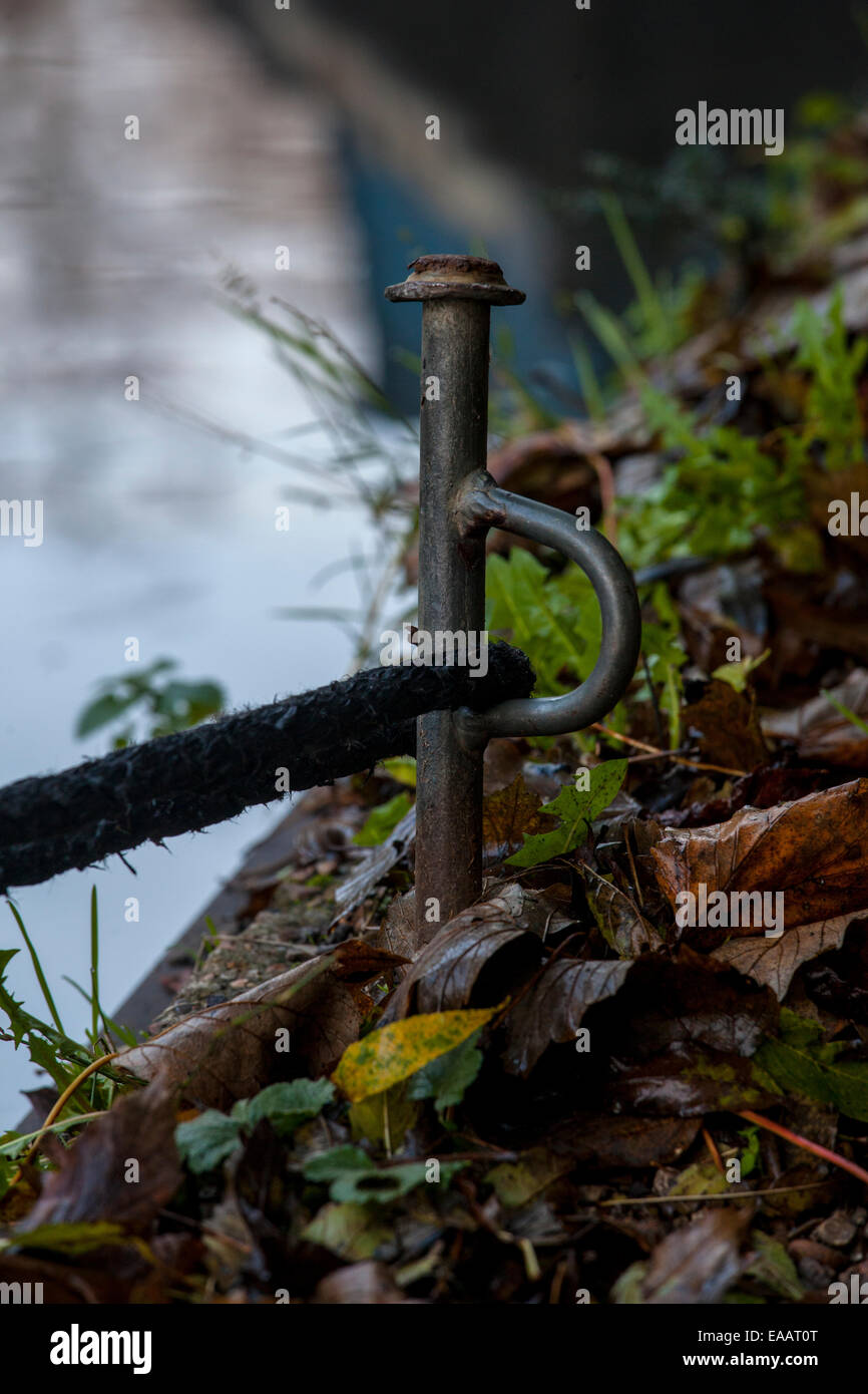 Liegeplatz-Pin und Seil Stockfoto