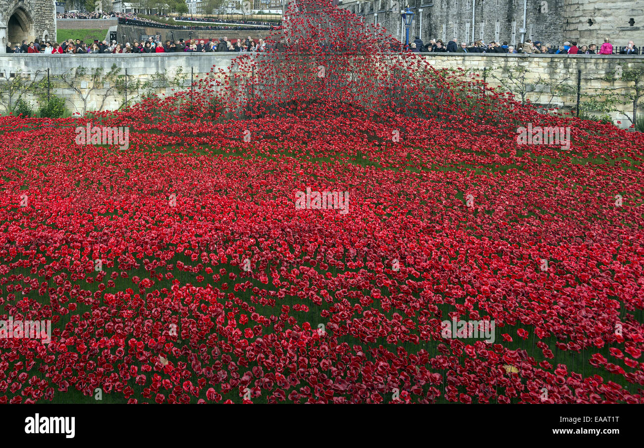 Die große Kunst Installation Blut Mehrfrequenzdarstellung Länder und Meere von rot an der Tower of London, England, UK Stockfoto