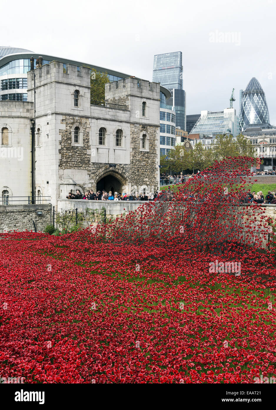 Die große Kunst Installation Blut Mehrfrequenzdarstellung Länder und Meere von rot an der Tower of London, England, UK Stockfoto