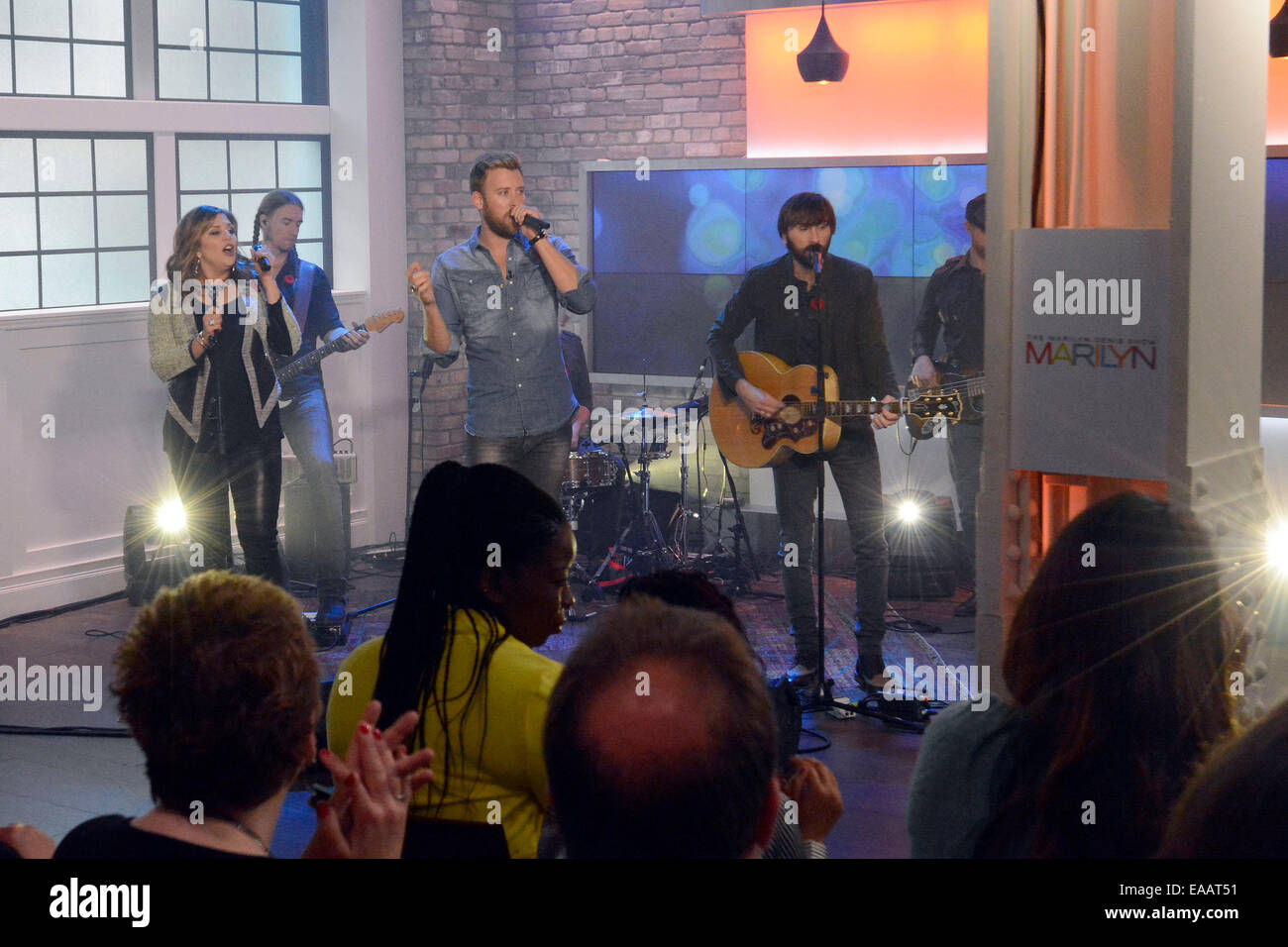 Toronto, Kanada. 10. November 2014. Country-Musik-Band Lady Antebellum (Dave Haywood, Charles Kelley, Hillary Scott) erscheint auf CTV es The Marilyn Denis Show, ihr letzte Album "747" zu fördern. Bildnachweis: EXImages/Alamy Live-Nachrichten Stockfoto