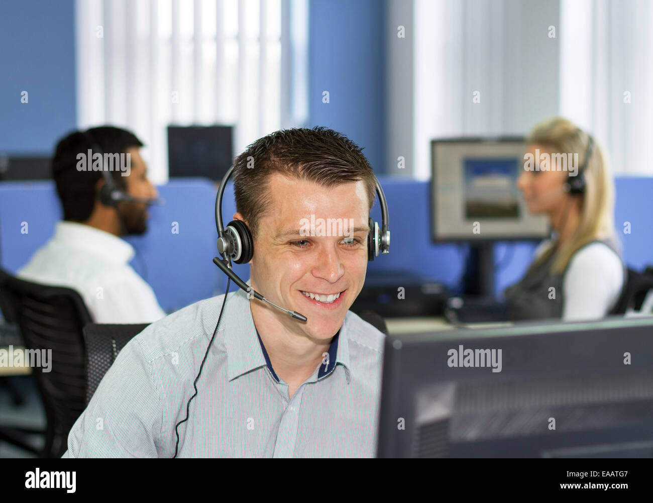 Call Center - 20er Jahre junge Männer und Frauen tragen audio Headsets im Telemarketing-Zentrum Stockfoto