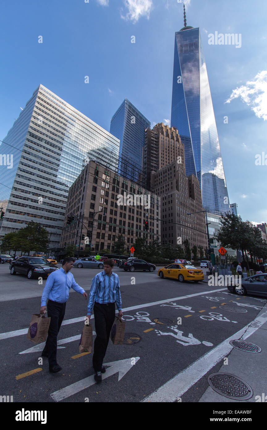 Würde man Trade Centre mit den umliegenden Gebäuden und Fußgänger überqueren Stockfoto