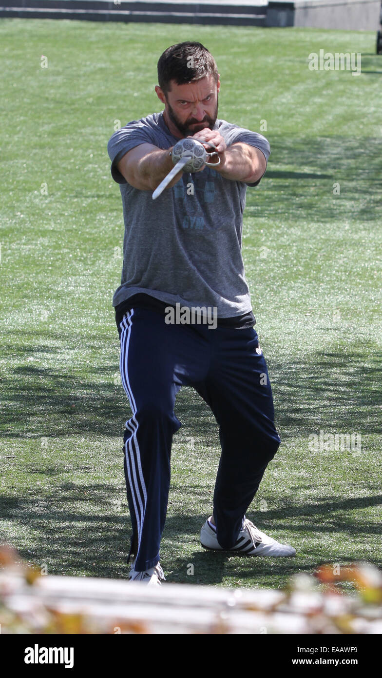 Hugh Jackman arbeiten im Park für seinen kommenden Film "Pfanne" in dem er den Charakter Blackbeard spielt. Jackman wurde auch mit einem Verband auf seiner rechten Nasenloch gesehen.  Mitwirkende: Hugh Jackman Where: New York City, New York, Vereinigte Staaten, wann: 7. Mai 2014 Stockfoto