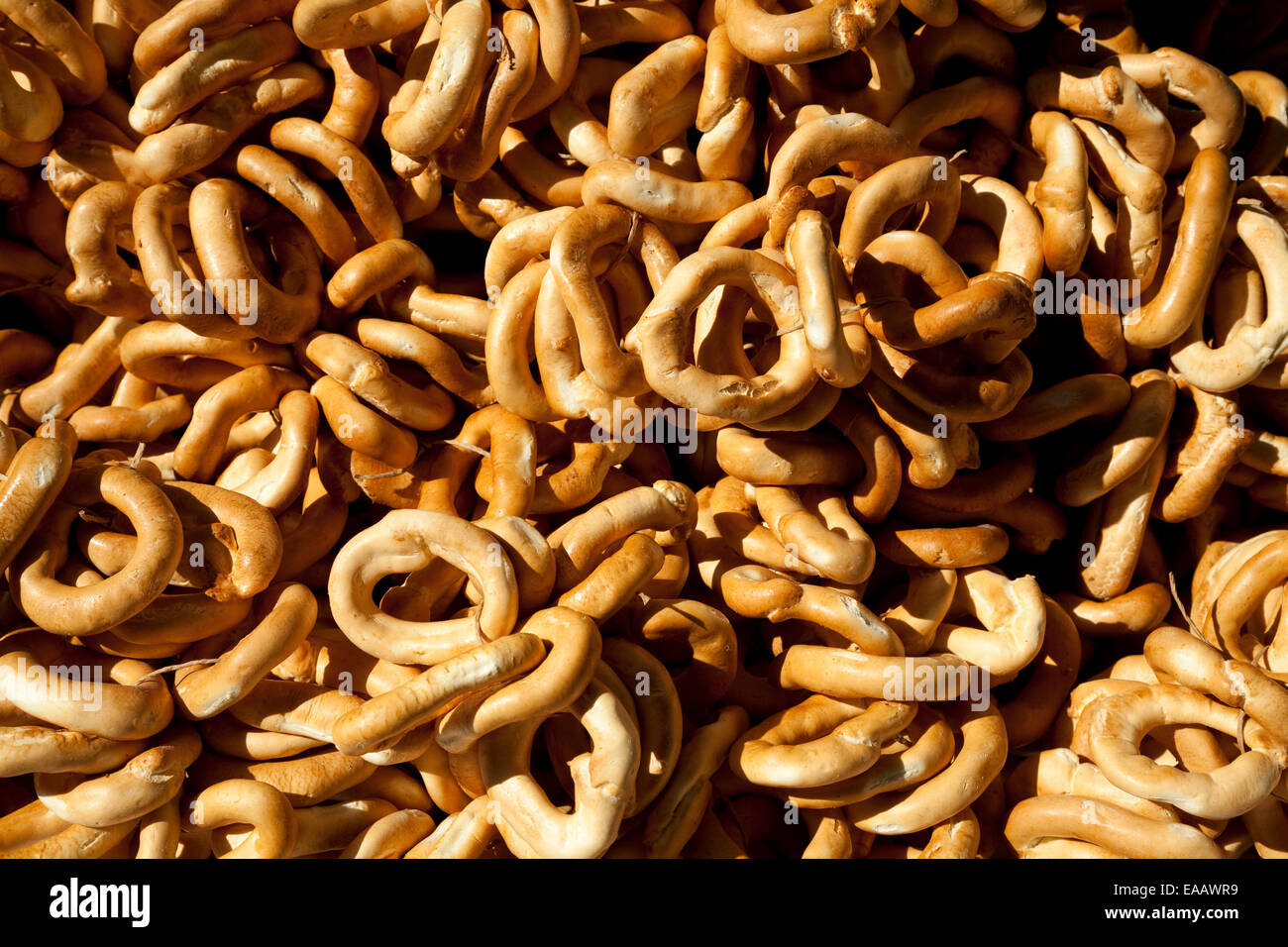 Runde Kuchen auf Zeichenfolge als Hintergrund Stockfoto