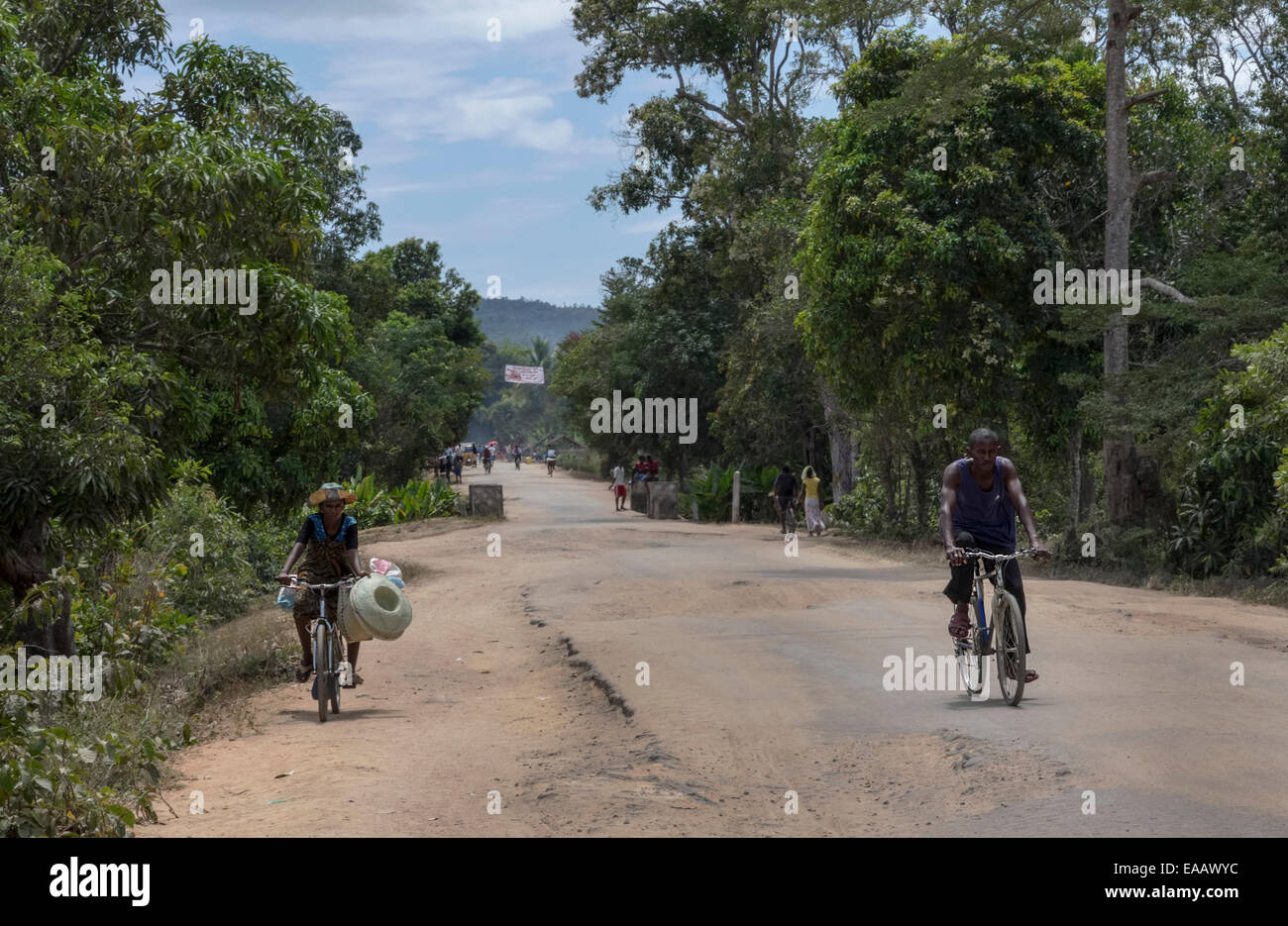 Radfahren auf den Straßen von Madagaskar Stockfoto