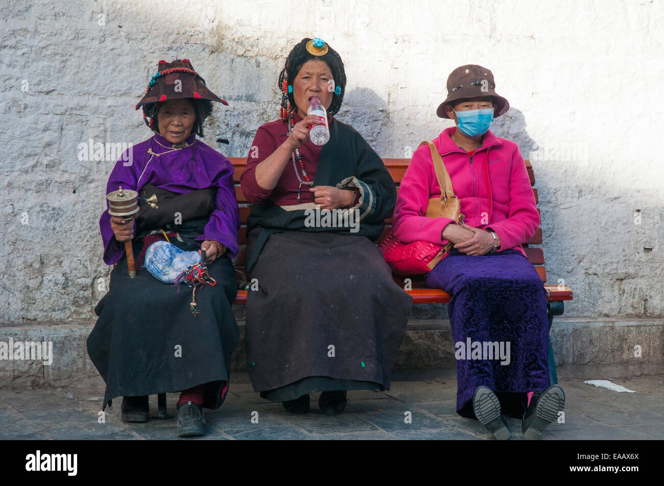 Tibeter eine Pause auf der Barkhor Strecke in Lhasa, Tibet Stockfoto