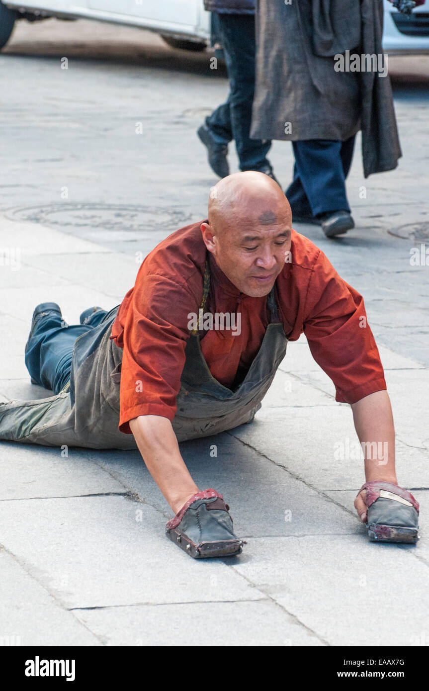 Ein Pilger niederwerfen selbst rund um die Barkhor-Rennstrecke in Lhasa, Tibet Stockfoto