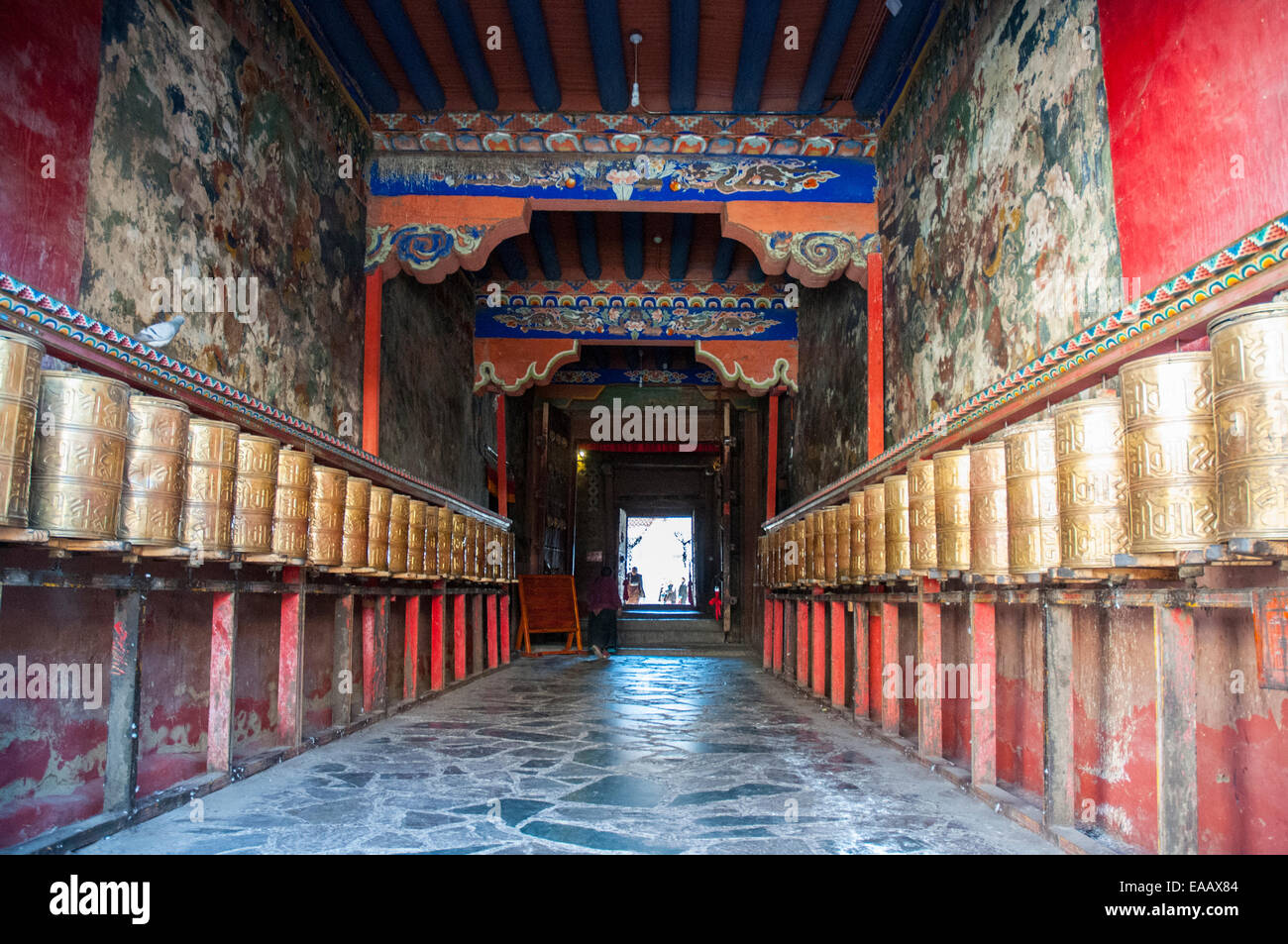 Halle der Gebetsmühlen in der klösterlichen Stadt der Sakya (1268 AD), Tibet, China Stockfoto
