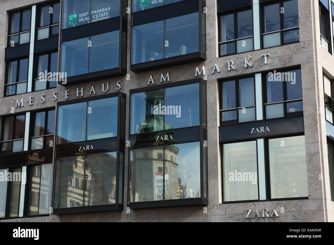 Reflexion von Altes Rathaus in Windows von Zara Shop in Leipzig