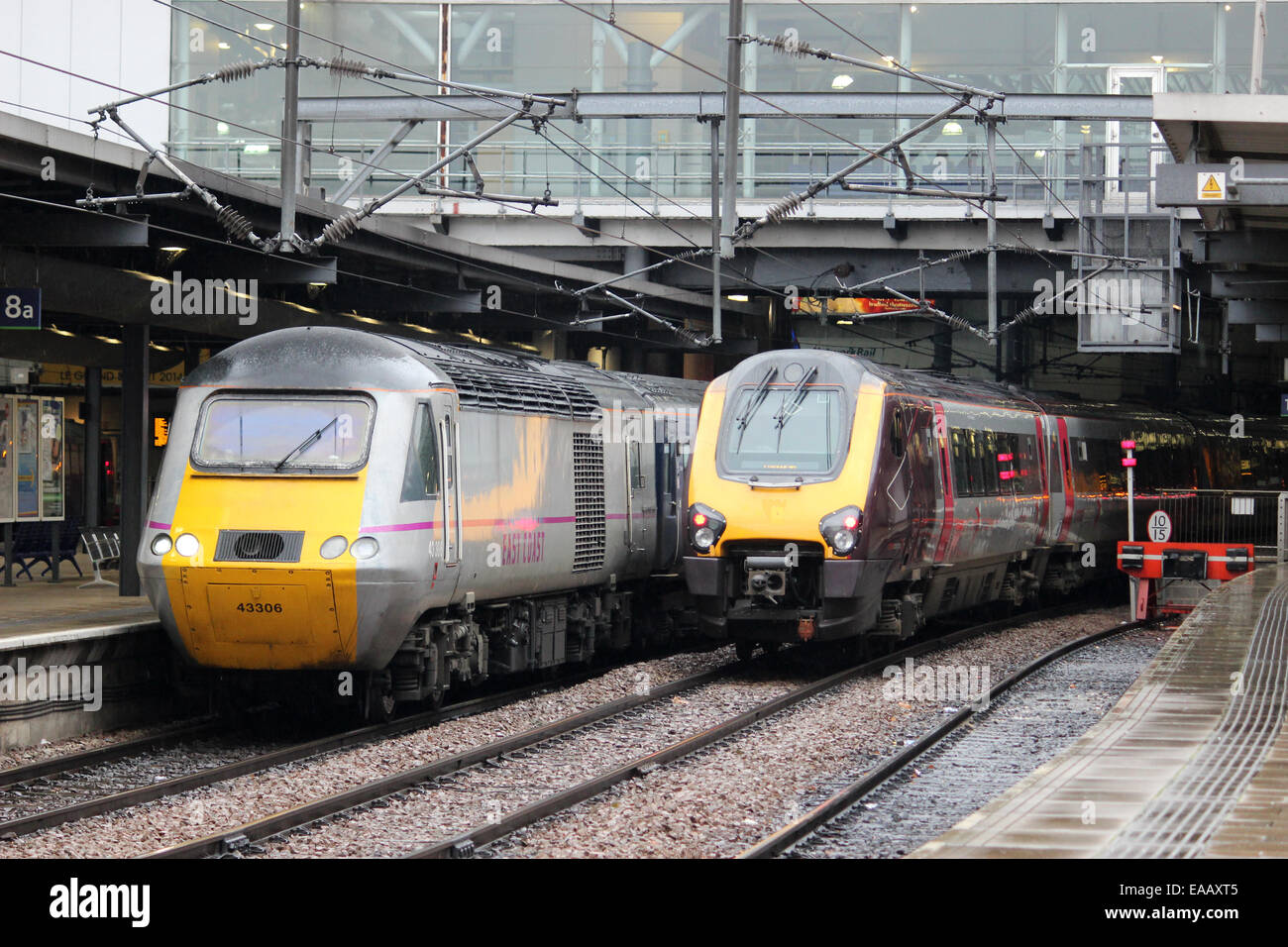 Langlauf und Ostküste Voyager und hst Diesel trainiert Triebzug in Leeds-Station. Stockfoto