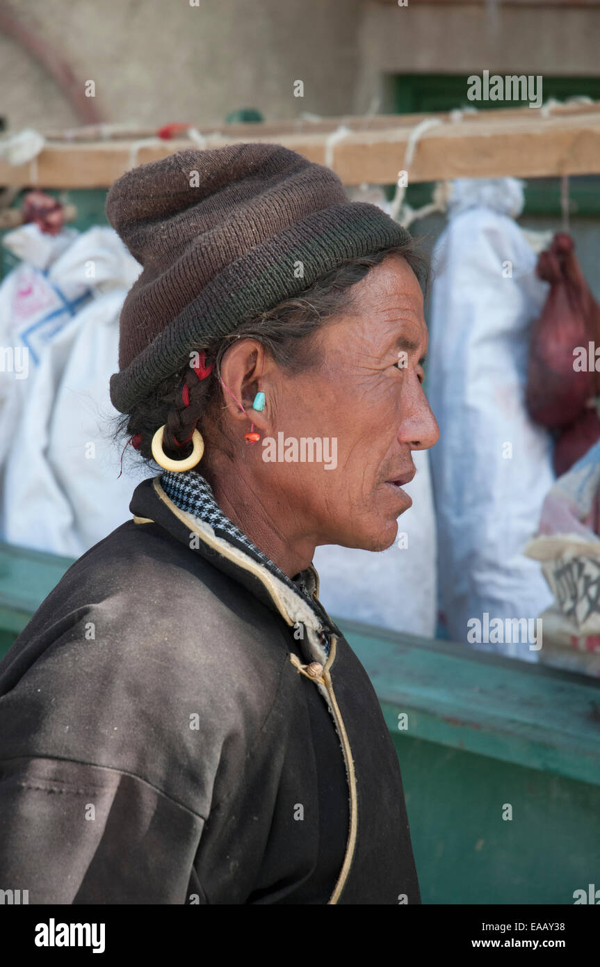 Tibetische Frau auf einem Straßenmarkt in Shigatse, Tibet, China Stockfoto