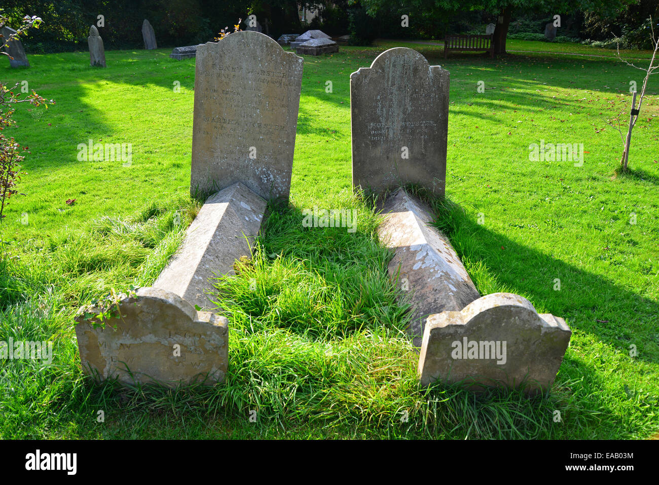 Antike Gräber im Kirchhof, Pfarrkirche der Heiligen Dreifaltigkeit, Kirche Tor, Cookham, Berkshire, England, Vereinigtes Königreich Stockfoto