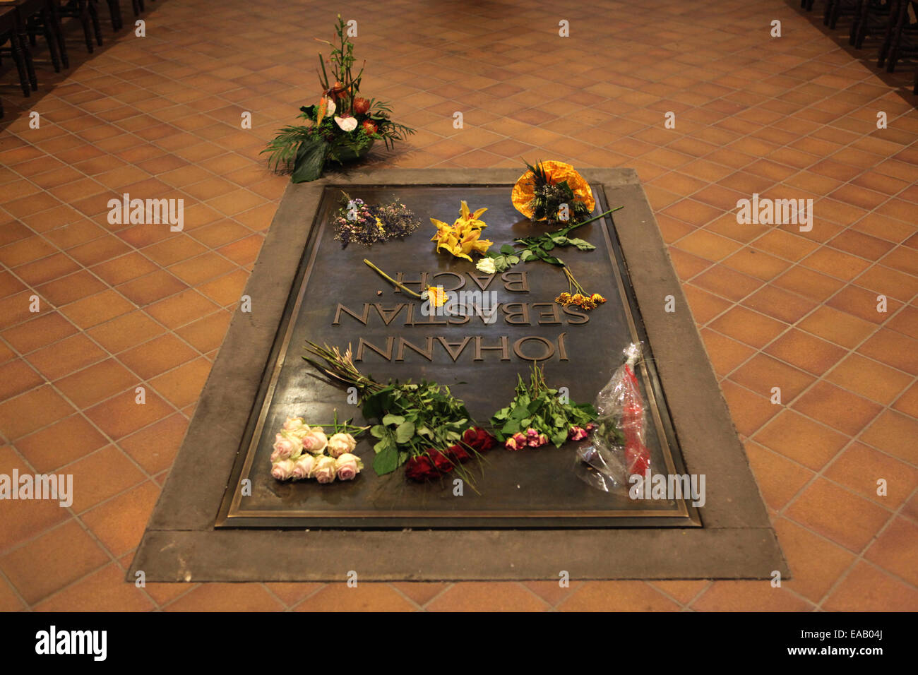 Grab des berühmten deutschen Komponisten Johann Sebastian Bach in der St. Thomas-Kirche (Thomaskirche) in Leipzig, Sachsen, Deutschland. Stockfoto