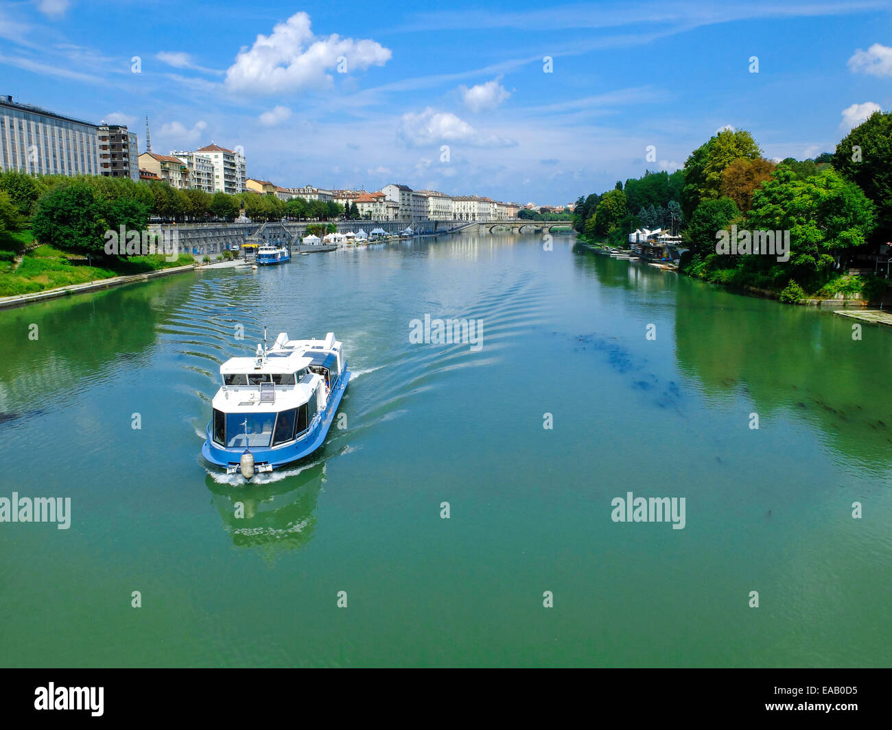 Ein Touristenboot fährt auf dem Fluss Po in Turin. Im Hintergrund ist es möglich, die Mole Antonelliana zu sehen. Stockfoto