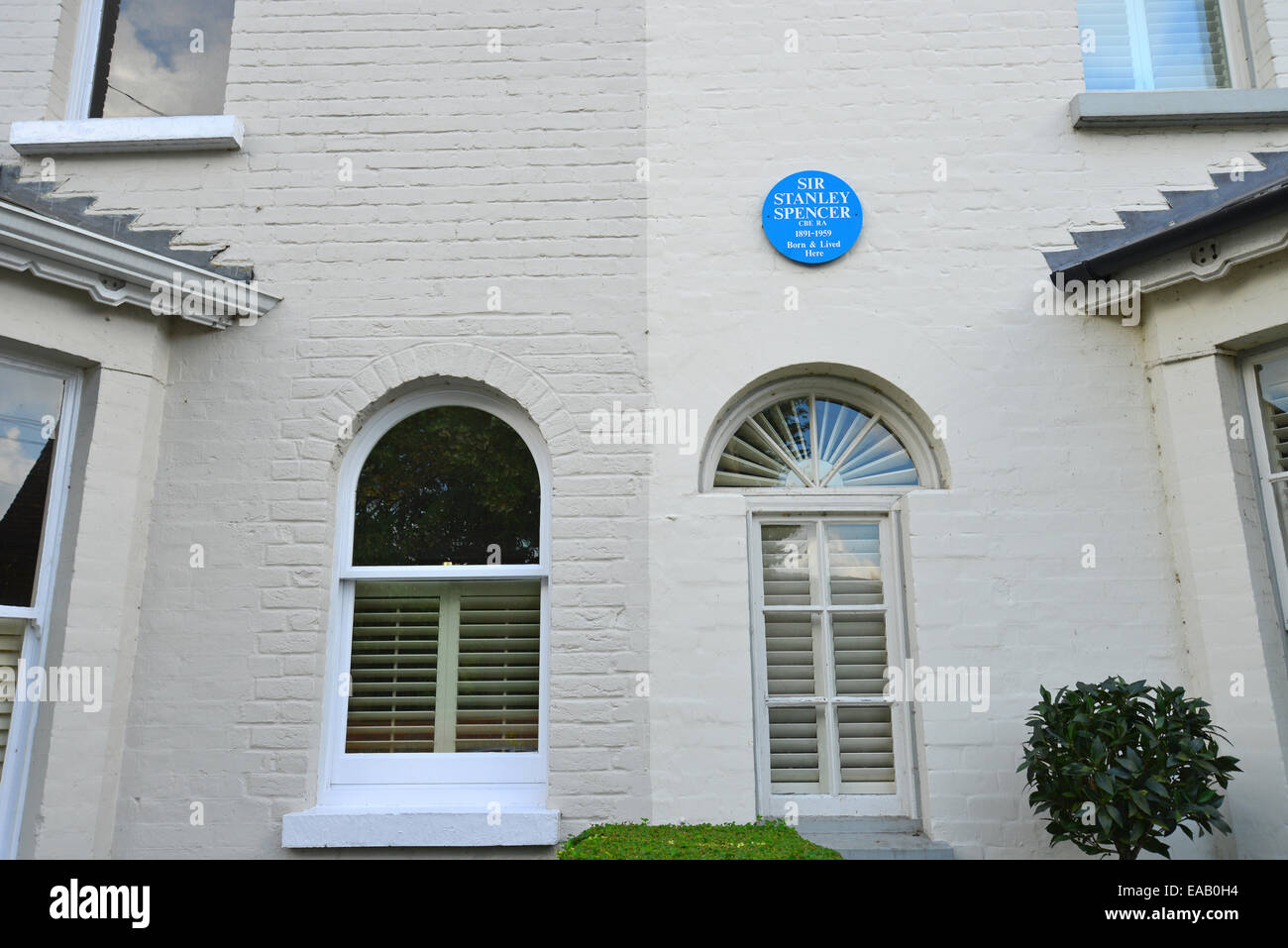 Blaue Plakette auf Sir Stanley Spencer Wohnhaus, High Street, Cookham, Berkshire, England, Vereinigtes Königreich Stockfoto