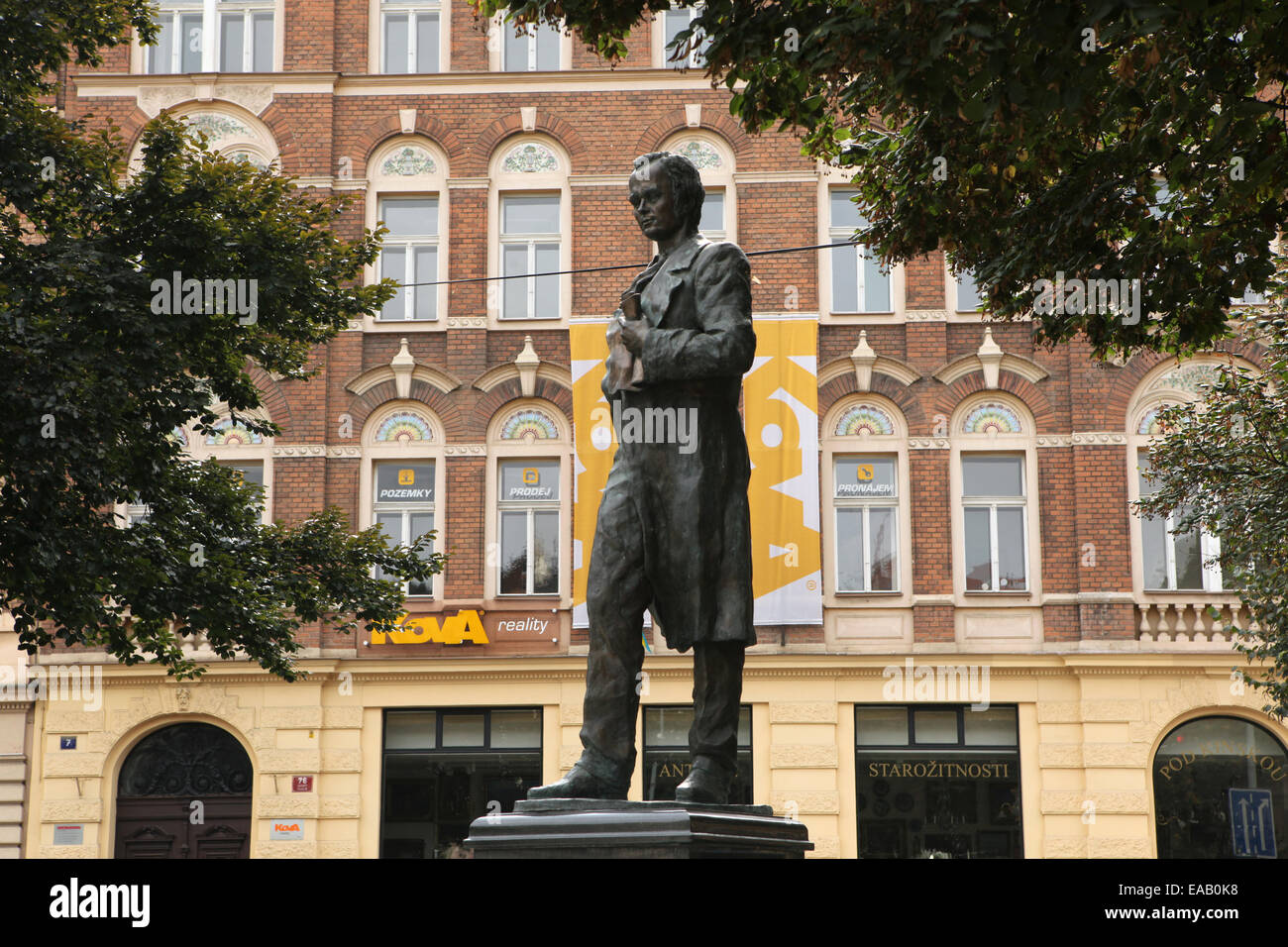 Denkmal für ukrainische Dichter Taras Shevchenko am Kinskych Platz in Smichov Viertel in Prag, Tschechien. Stockfoto