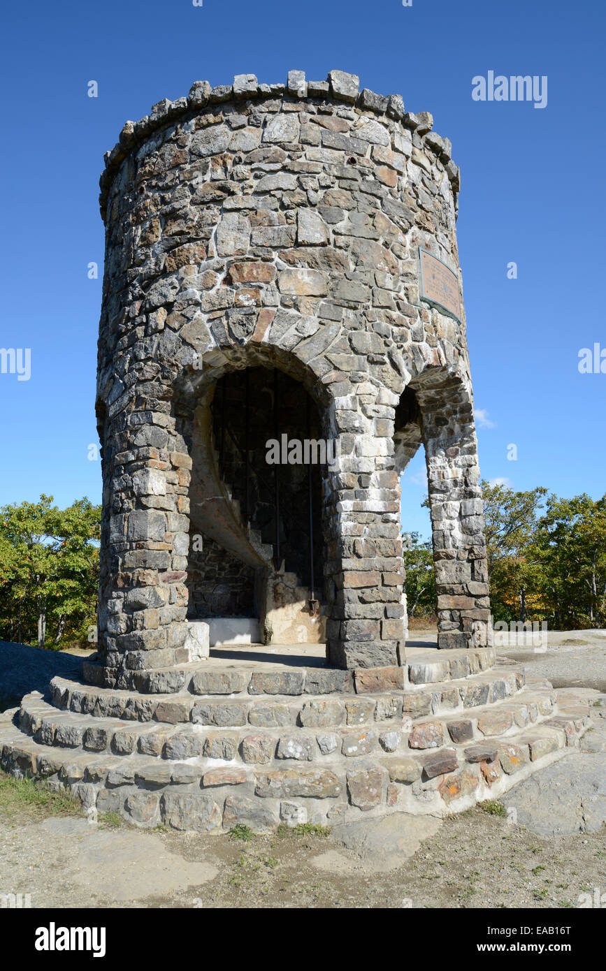 Runde Aussichtsturm am Mount Battie in Camden, Maine.  Die Struktur ist rund und aus Steinen mit einer Wendeltreppe Stockfoto