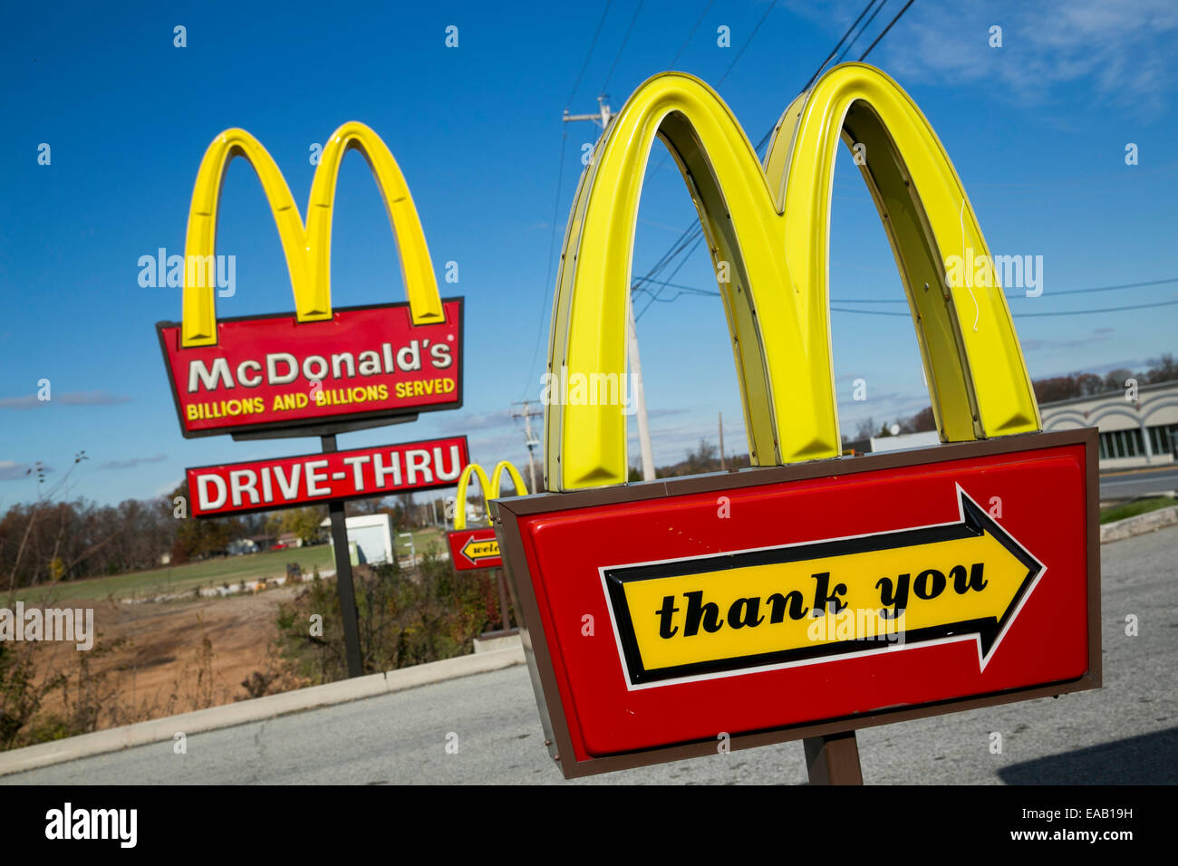 Mehreren McDonalds "Golden Arches" Fast-Food Restaurant Zeichen. Stockfoto