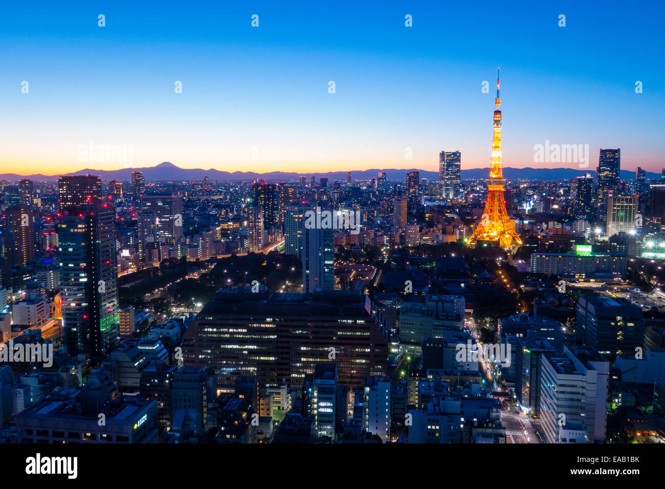 Tokyo Tower & M't Fuji leuchtet in der Dämmerung Stockfoto
