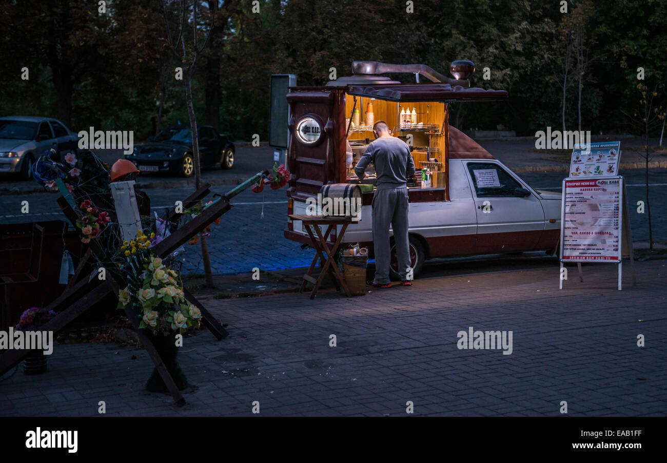 Bleibt der Mensch neben dem Verkauf von Kaffee Euromaidan Revolution 2014 auf Institutskaya Straße in Kiew, Ukraine Stockfoto
