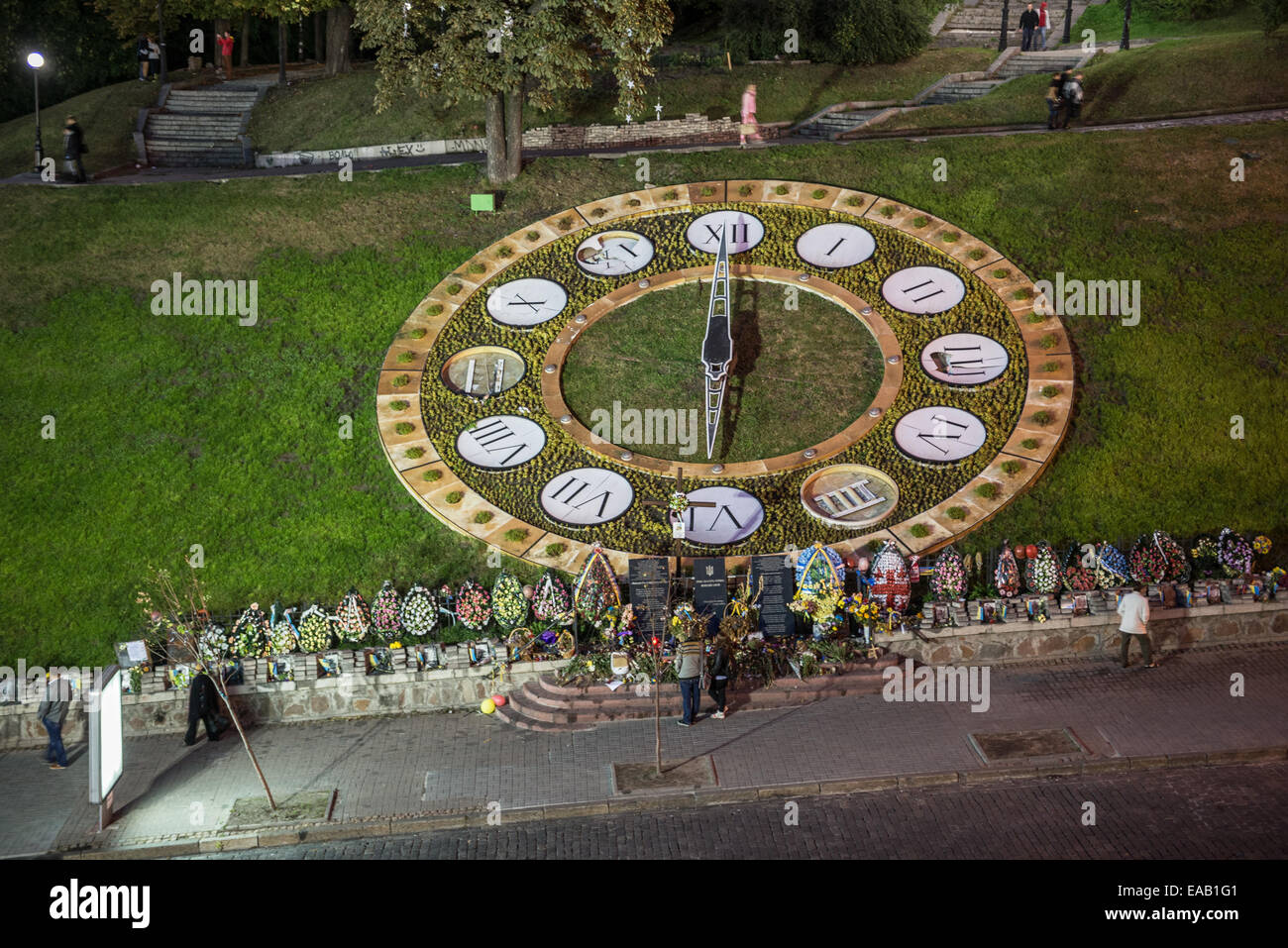 Blumenuhr und bleibt der Euromaidan Revolution 2014 auf Gasse Helden Hunderte des Himmels in Kiew, Ukraine Stockfoto