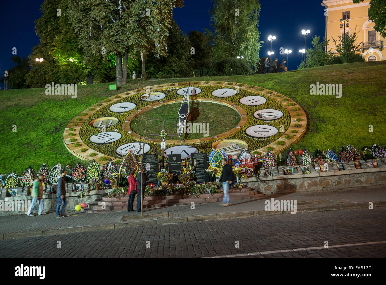 Blumenuhr und bleibt der Euromaidan Revolution 2014 auf Gasse Helden Hunderte des Himmels in Kiew, Ukraine Stockfoto