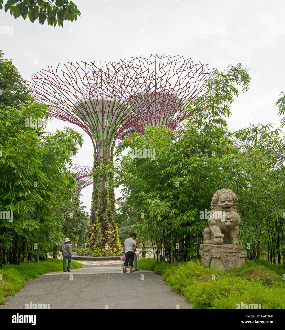Immense Supertrees, vertikale Gärten, towering über Menschen, Dichte Vegetation & Drachenstatue in Singapurs Gardens By The Bay Stockfoto