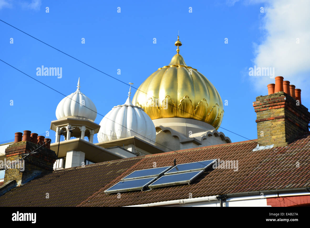Kuppeln der Gurdwara Sri Guru Singh Sabha Sikh-Tempel, Southall, London Borough of Ealing, Greater London, England, United Kingdom Stockfoto