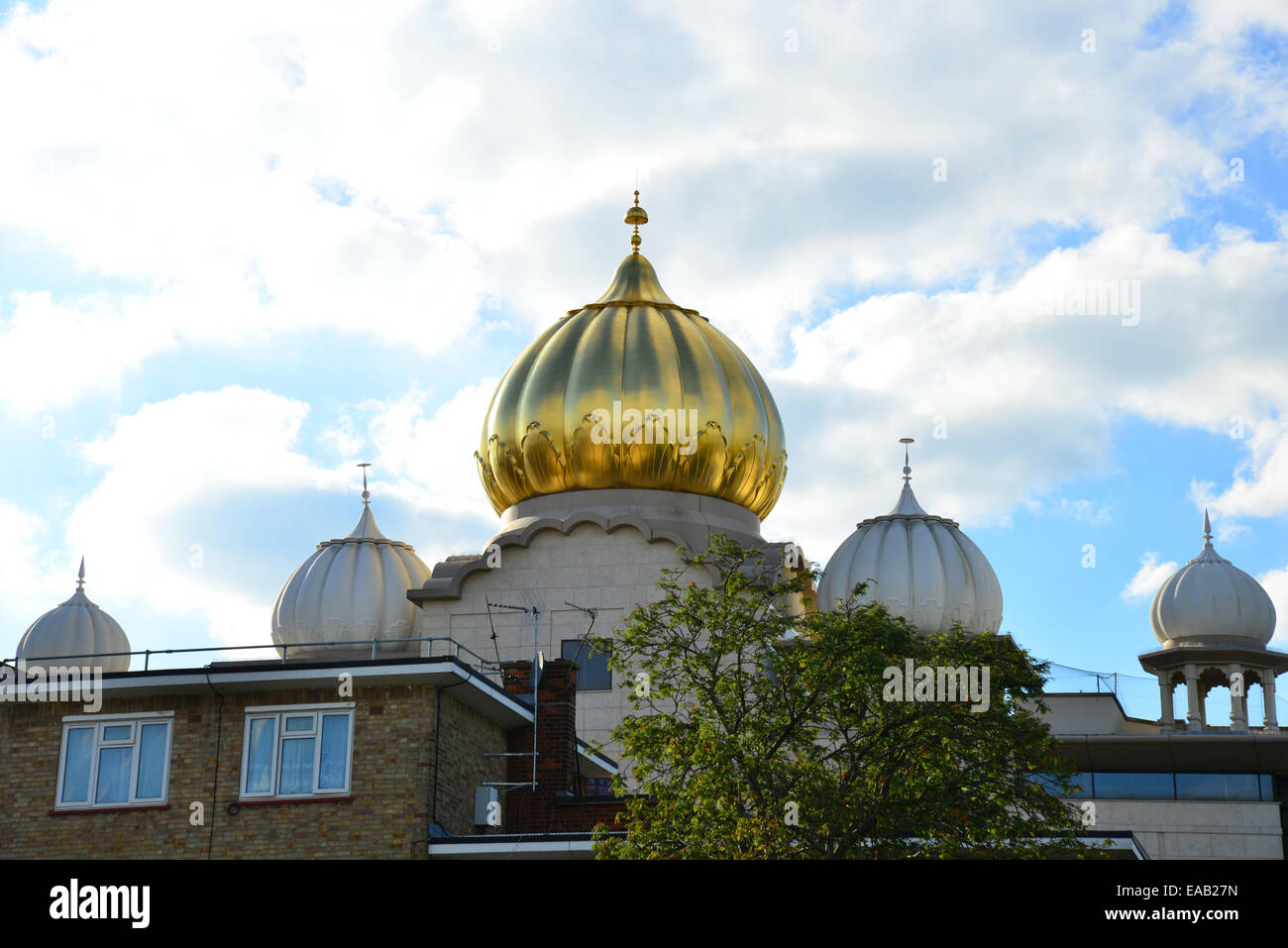 Kuppeln der Gurdwara Sri Guru Singh Sabha Sikh-Tempel, Southall, London Borough of Ealing, Greater London, England, United Kingdom Stockfoto