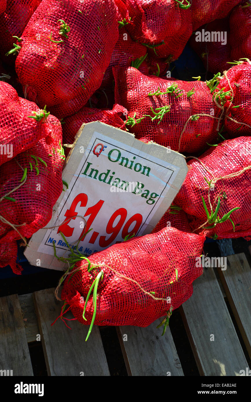 Indische Zwiebel Taschen, South Road, Southall, London Borough of Ealing, Greater London, England, Vereinigtes Königreich Stockfoto