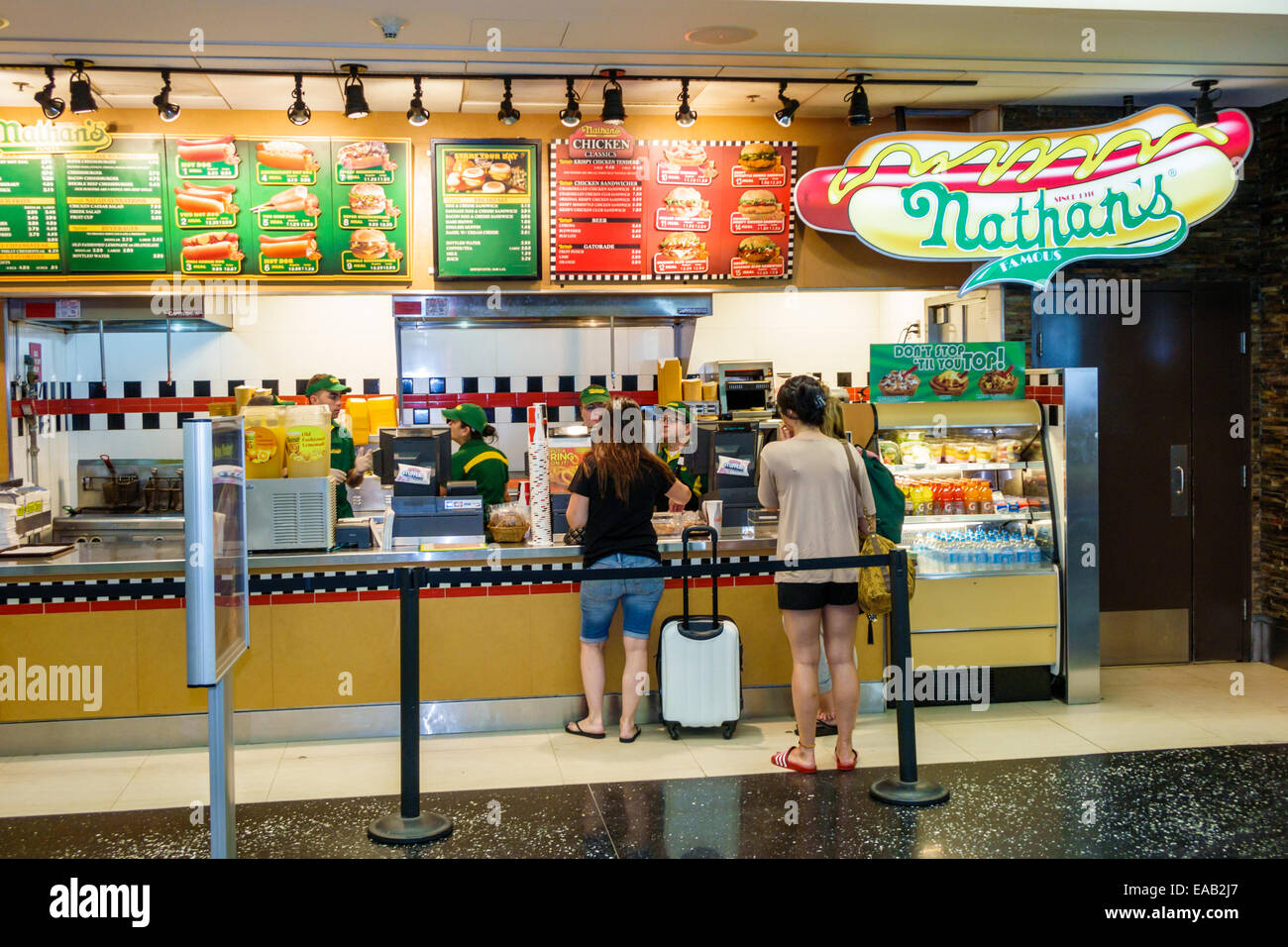 Miami Florida International Airport MIA, Terminal, Gate, Nathan's Famous, Fast Food, Hot Dogs, Schalter, Kunden, Bestellung, Besucher reisen Reise tou Stockfoto
