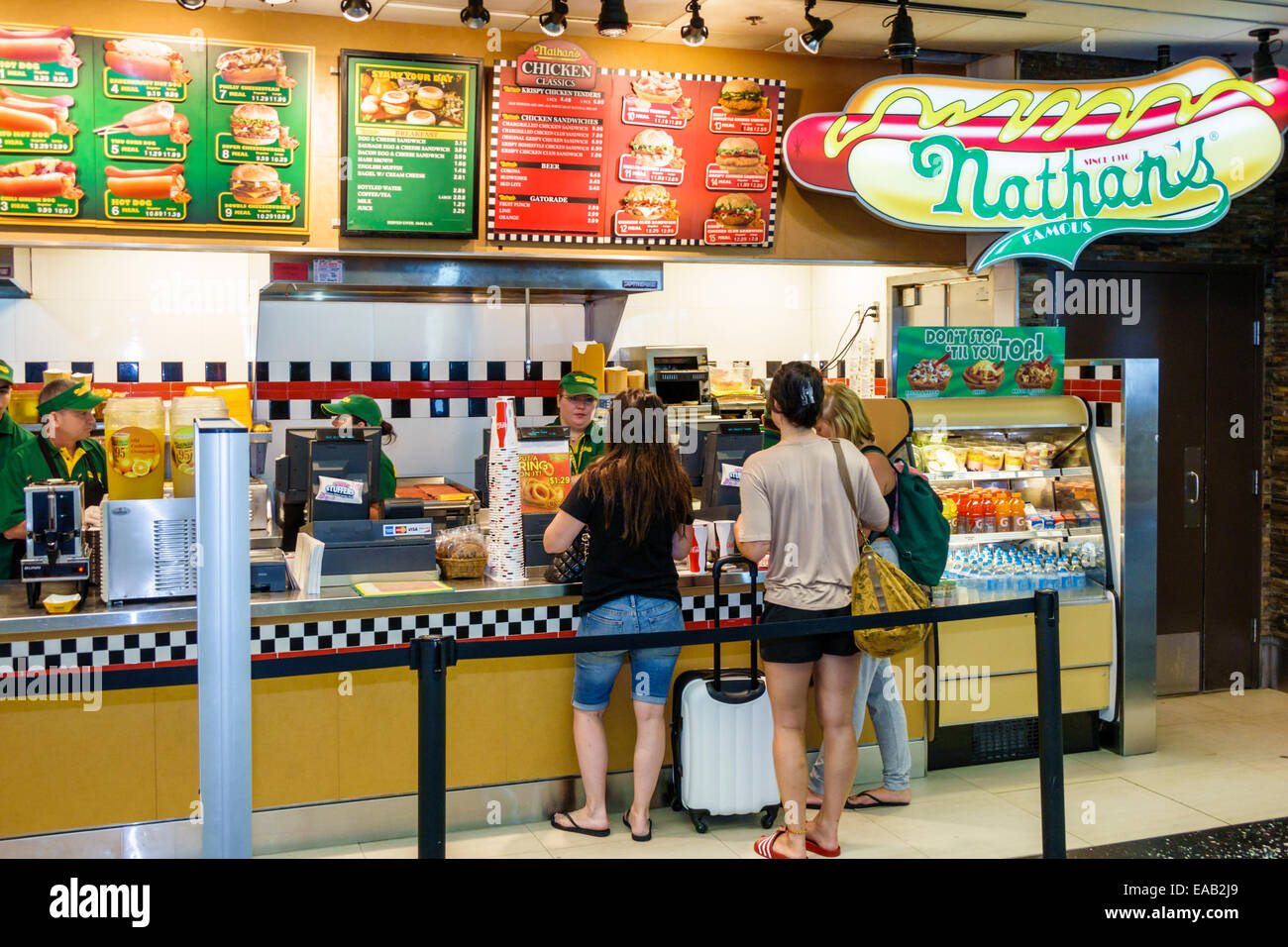 Miami Florida International Airport MIA, Terminal, Gate, Nathan's Famous, Fast Food, Hot Dogs, Schalter, Kunden, Bestellung, FL140830014 Stockfoto