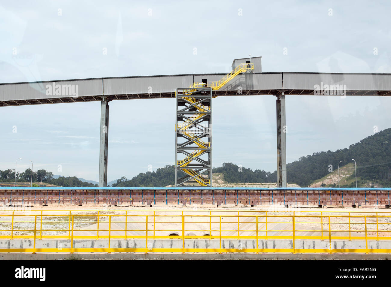 Ein Netzwerk von Förderanlagen und Rohrleitungen für den Transport von Eisenerz Vale SA Teluk Rubiah Maritime Terminal in Lumut, Perak State, Malaiisch Stockfoto