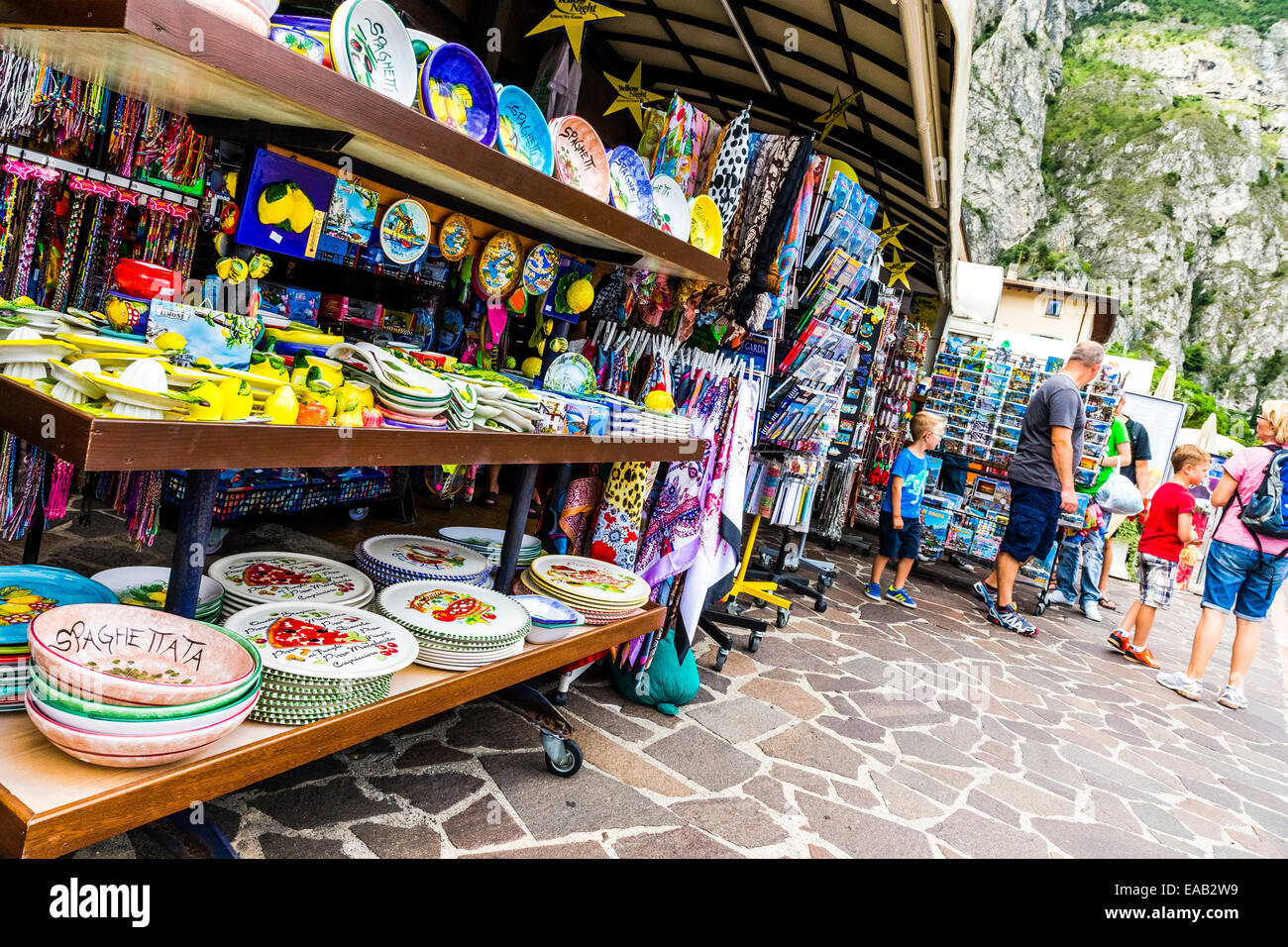 Touristen waren zum Verkauf an einige Geschäfte in Limone Sul Garda, Gardasee, Italien Stockfoto