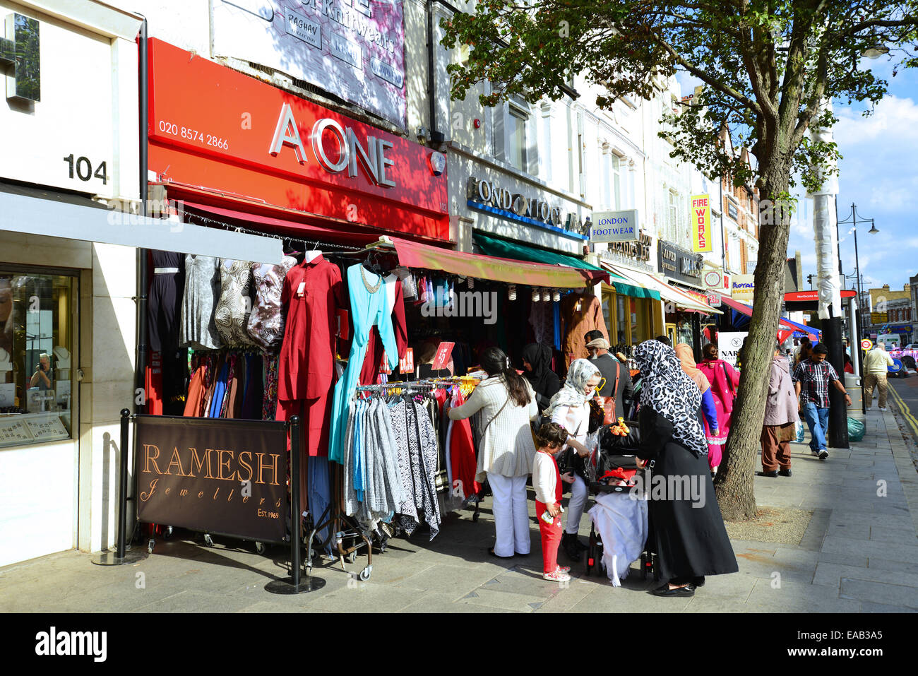 Indische Kleidung Boutique, The Broadway, Southall, London Borough of Ealing, Greater London, England, Vereinigtes Königreich Stockfoto