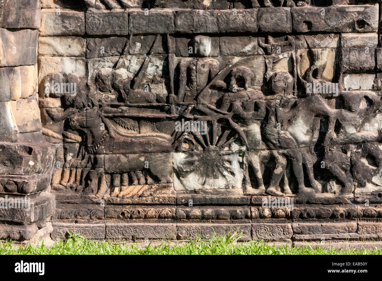 Kambodscha, Angkor Thom.  Horse-drawn Wagen und Soldaten in den Kampf. Stockfoto