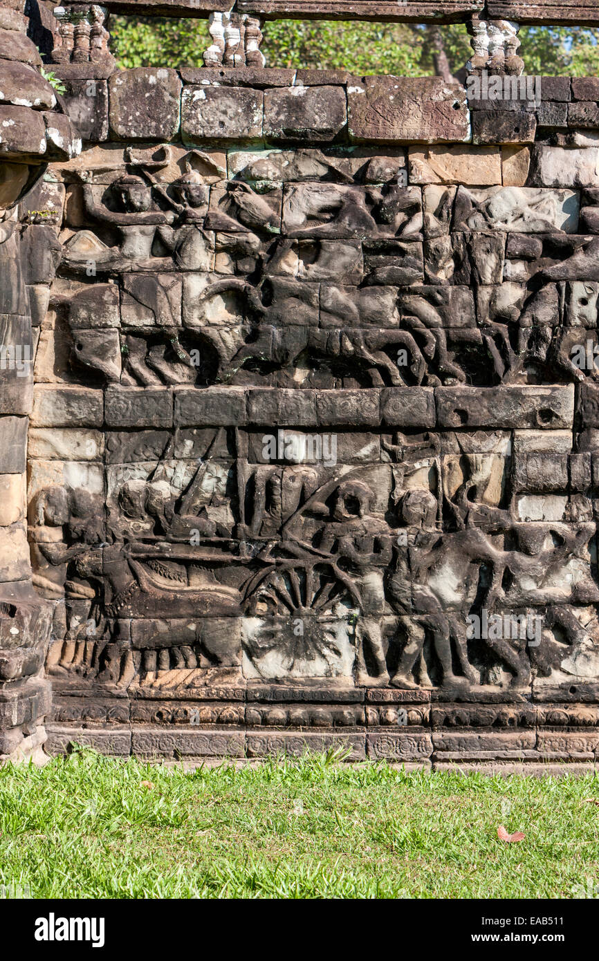 Kambodscha, Angkor Thom.  Steinschnitzereien von Soldaten in der Schlacht, mit Pferden und Wagen. Stockfoto