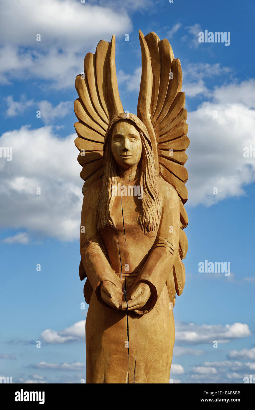 Engel-Holzschnitzerei gegen blauen Himmel. Stockfoto