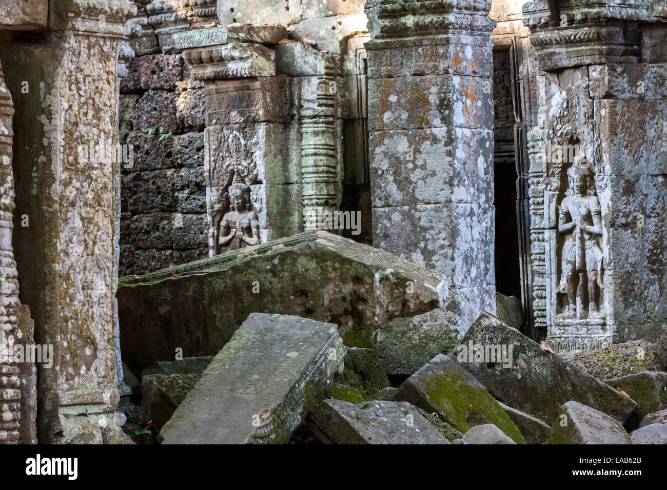 Kambodscha.  Ta Prohm Tempel Ruinen, 12.-13.. Jahrhundert.  Devatas (Gottheiten) zwischen den Ruinen. Stockfoto