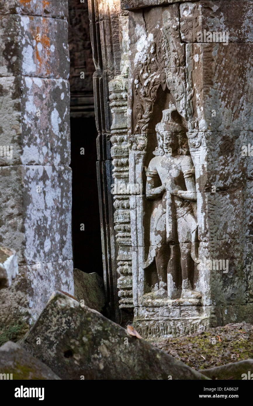 Kambodscha.  Ta Prohm Tempel Ruinen, 12.-13.. Jahrhundert.  Devatas (Gottheiten) zwischen den Ruinen. Stockfoto