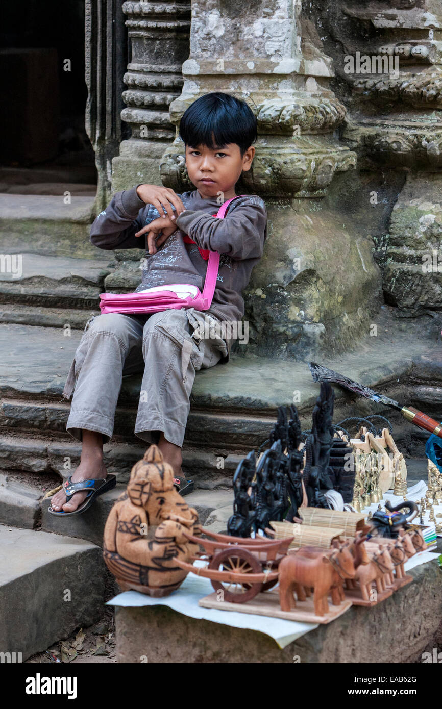 Kambodscha.  Ta Prohm Tempel Ruinen, 12.-13.. Jahrhundert.  Kleiner Junge verkaufen Souvenirs. Stockfoto